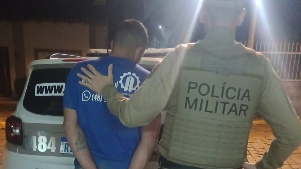 Homem leva coça de populares ao tentar furtar carro em São João Batista