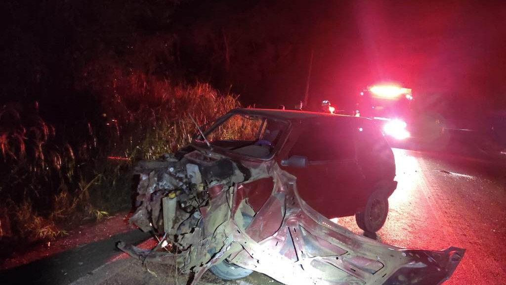 Colisão na SC-157 deixa carro destruído, mas motorista tem ferimentos leves