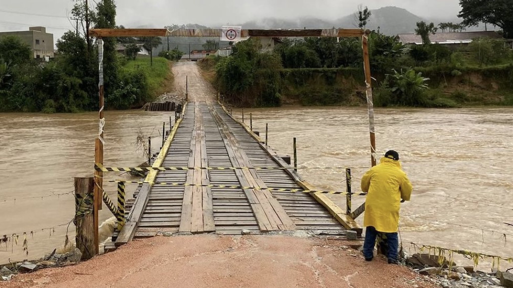Ponte em São João Batista é fechada devido a riscos de enchente
