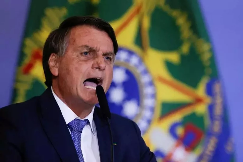 Bolsonaro acusa governadores de "extorsão" e cobra redução de impostos