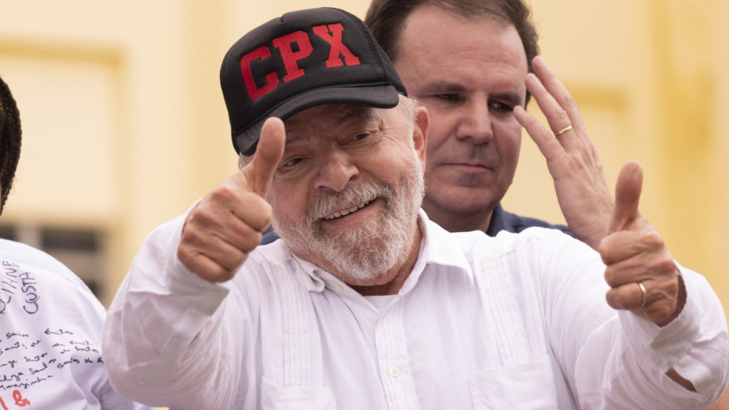 Lula diz que “só covardes andam armados”