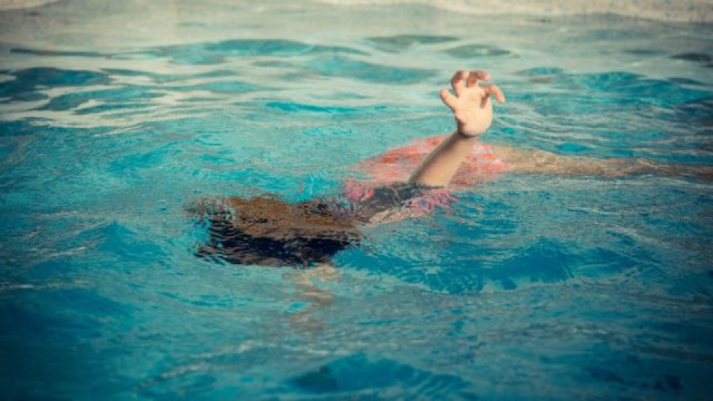 Menina de 10 anos morre afogada após ficar com o cabelo preso em ralo de piscina