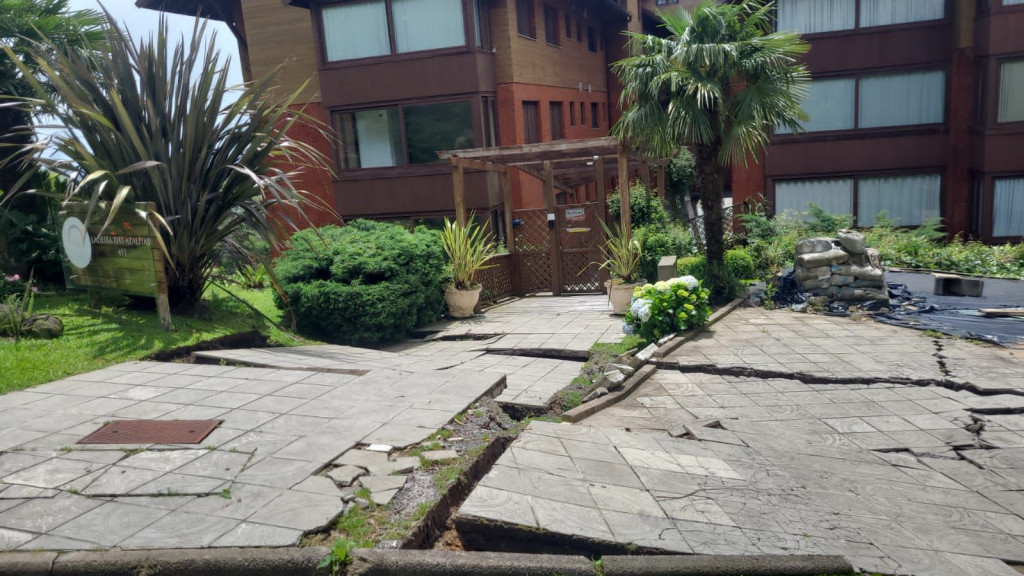 Com risco de desabamento prédios são evacuados em Gramado