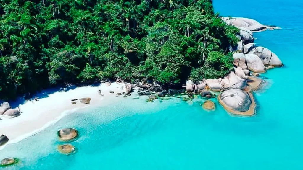 Praia em SC vira 'ilha particular' com taxa de R$ 200 por pessoa