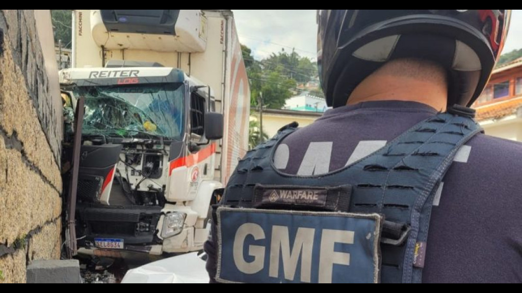 Caminhoneiro bêbado perde controle do veículo e provoca acidente em Florianópolis