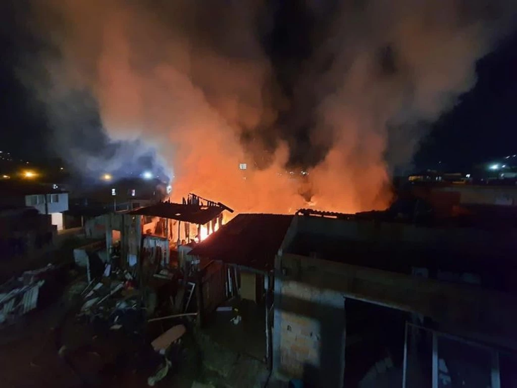 Incêndio consome casas em Biguaçu