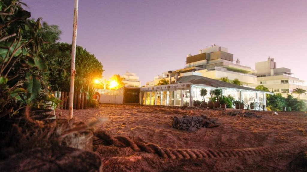 Justiça determina demolição de beach clubs em Florianópolis