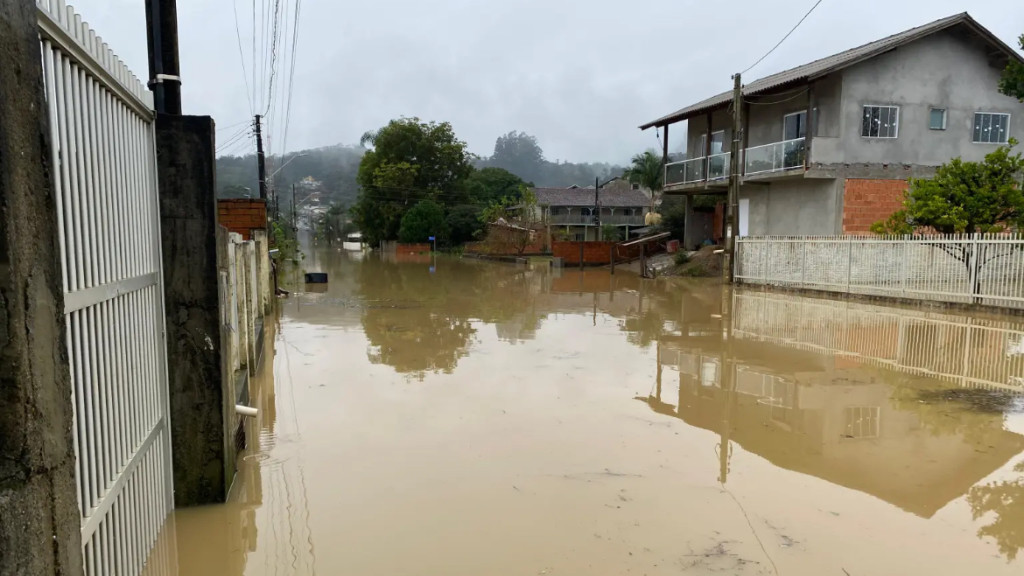 Fortes chuvas em Santa Catarina resultam em centenas de desabrigados