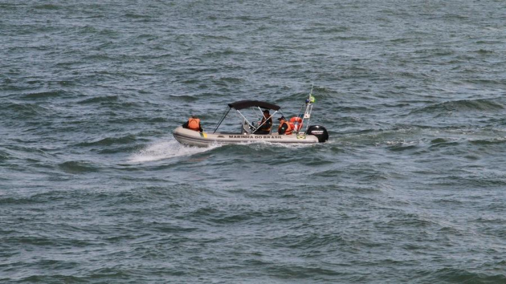 Barco com 12 pessoas naufraga em SC após passagem de ciclone