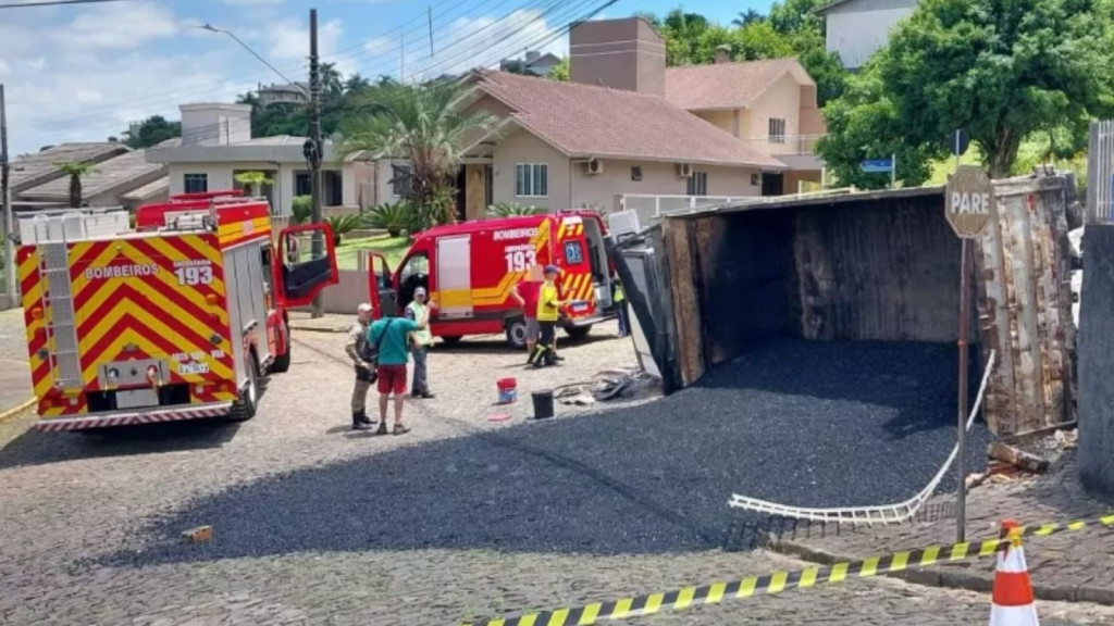 Caminhão capota com motorista e criança de 10 anos dentro em SC