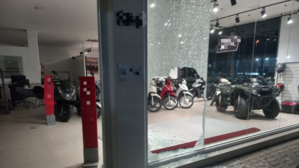 Encapuzados invadem loja e levam motocicletas em Balneário Camboriú