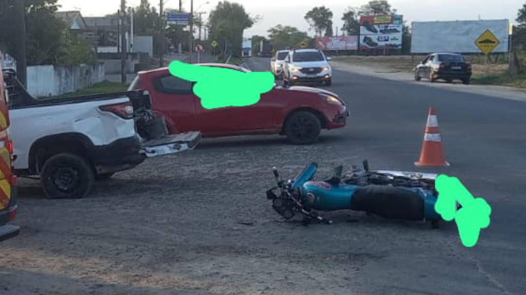 Jovem de 19 anos fica ferido após colisão entre moto e carro na SC-443