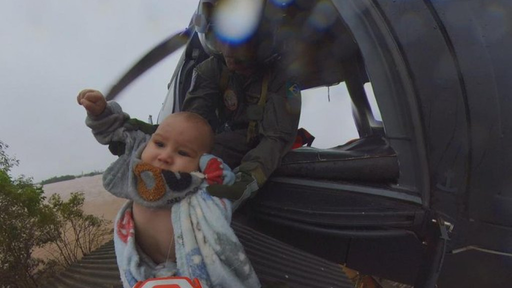Militares do Exército resgatam bebê de helicóptero durante enchente no RS