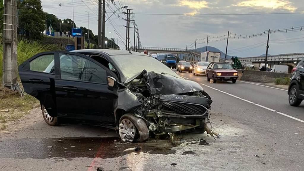 Passageiro morre após carro colidir contra poste, em Itajaí