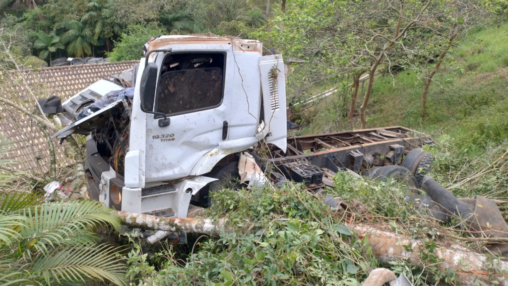 Motorista sobrevive após caminhão cair em ribanceira em SC