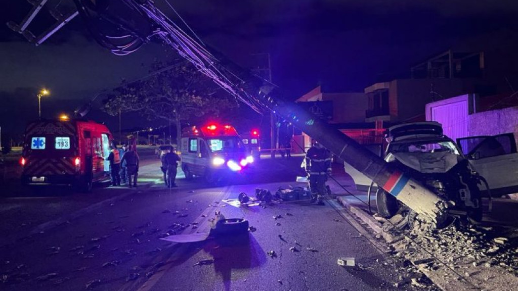 Carro derruba poste e três pessoas ficam feridas em Florianópolis