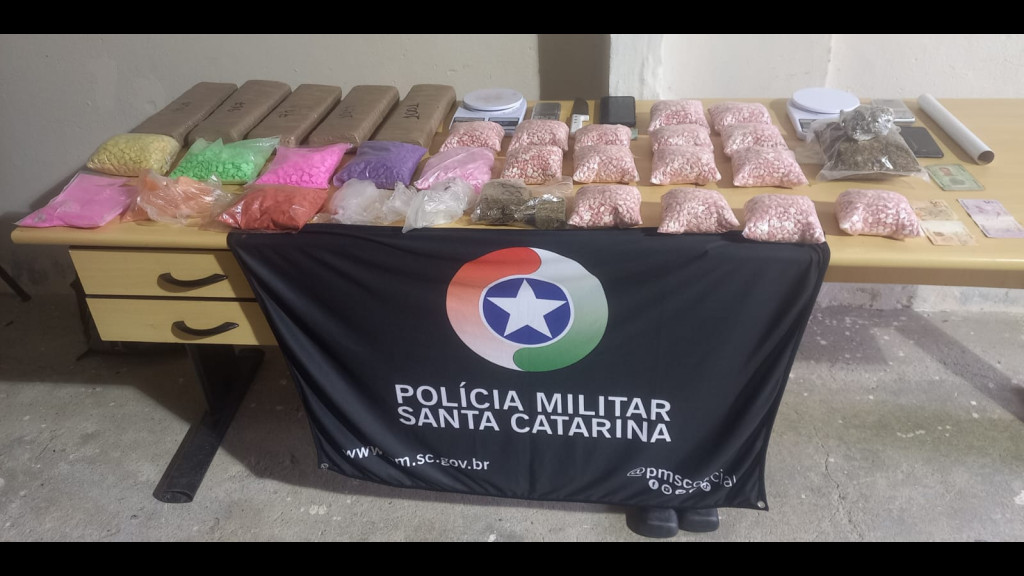 Dupla é presa com mais de 20 mil comprimidos de ecstasy em Camboriú