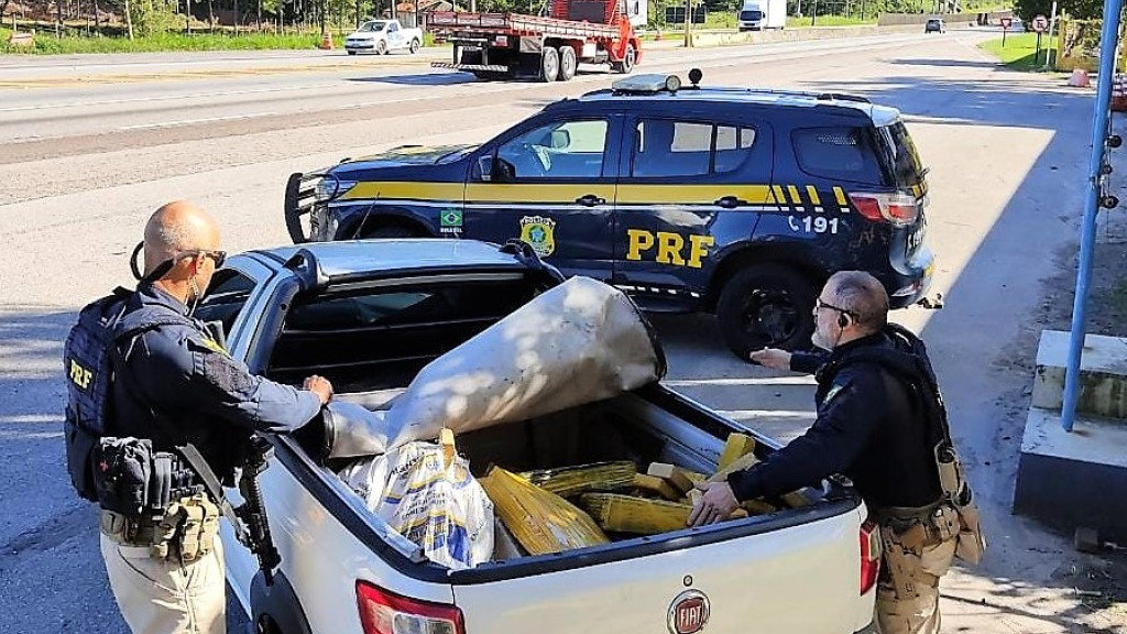 Polícia Rodoviária apreende 333 quilos de maconha escondidos em picape na BR-101