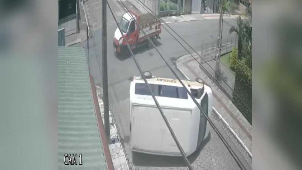 VÍDEO: Van escolar tomba após colisão com caminhão de gás em Itajaí