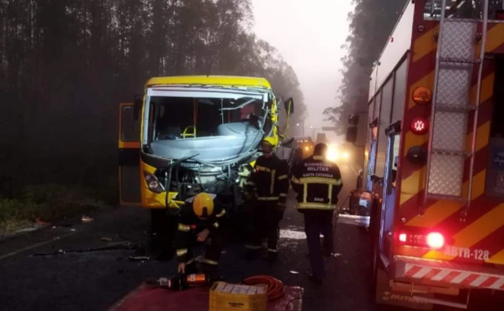 Acidente com ônibus escolar mata motorista e deixa 22 crianças feridas em SC