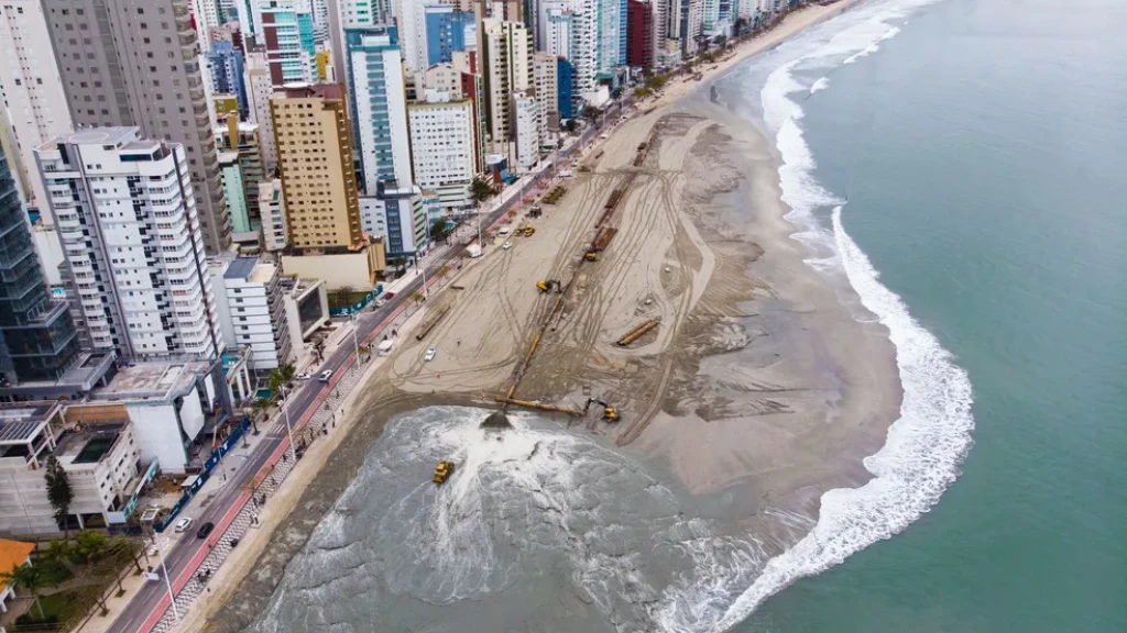 Erosão provoca recuo de 70 metros no alargamento de praia em BC