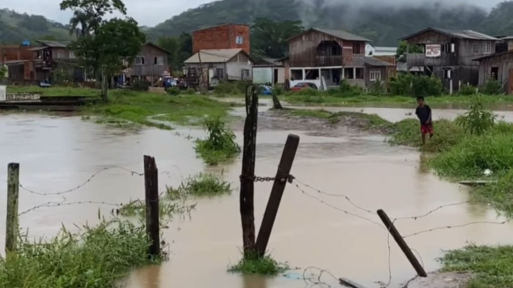 "Chuva e alagamento": Sirene de alerta é acionada para evacuação de moradores em bairro de Itajaí