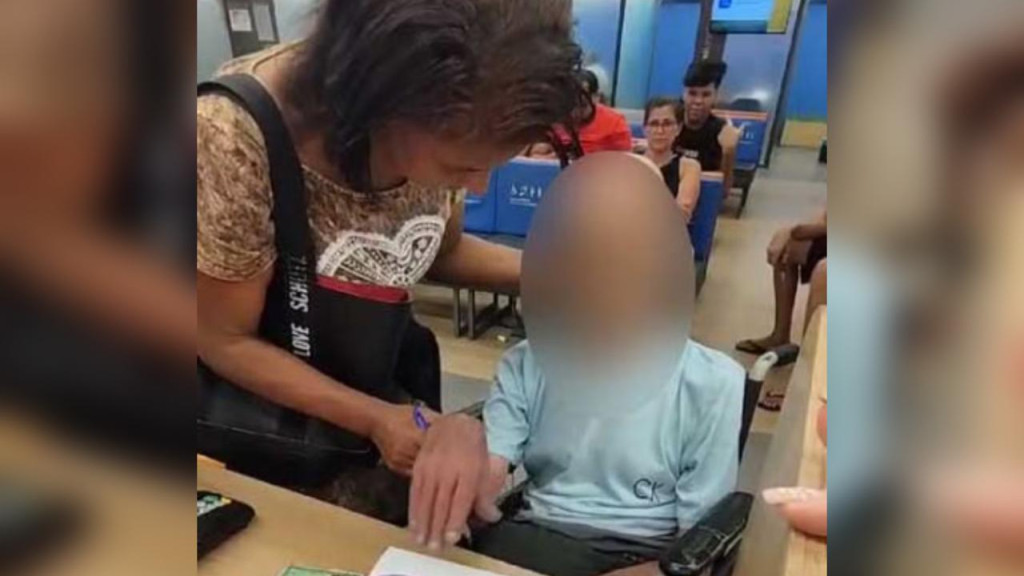 Mulher leva morto em cadeira de rodas para sacar empréstimo de R$ 17 mil e pede a ele: ‘Assina’