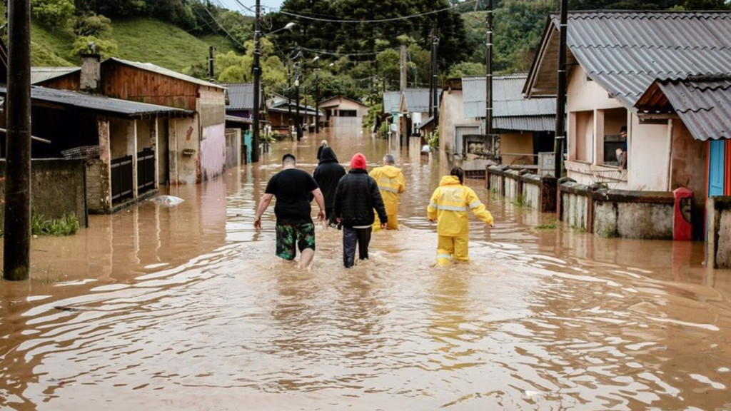 Saúde alerta sobre risco de contaminação por leptospirose em enchentes em SC