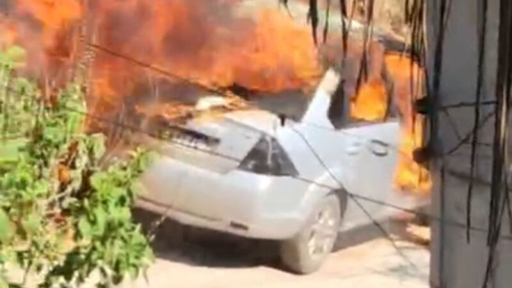 Mecânico é socorrido após ficar preso dentro de carro em chamas