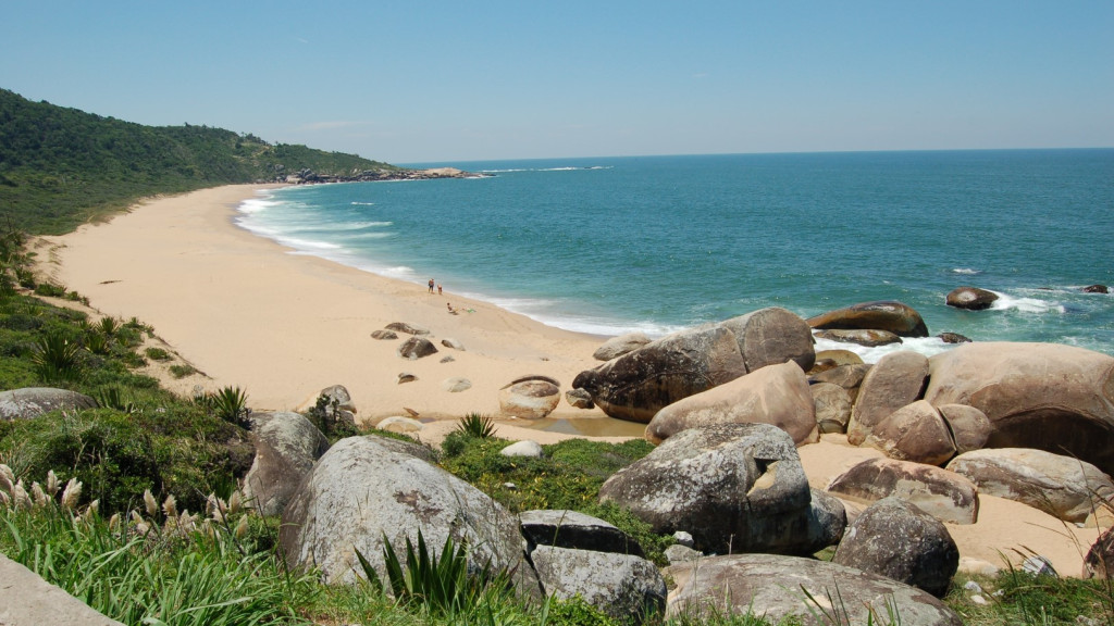 Praia deserta de Balneário Camboriú pode ganhar nome de banco