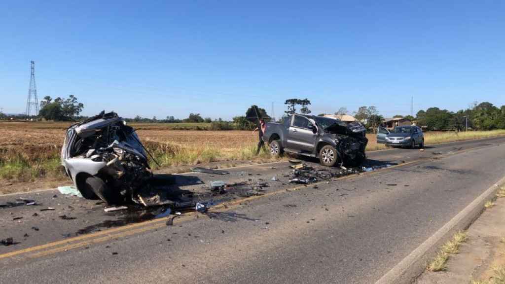 Motorista morre após colisão frontal entre carro e caminhonete na SC-477