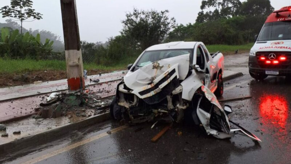 Motorista morre após bater carro contra poste em Camboriú