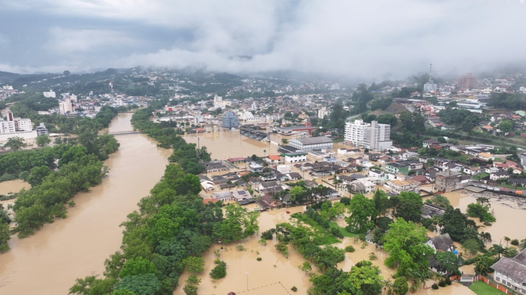 Rio do Sul enfrenta 2ª maior enchente da história