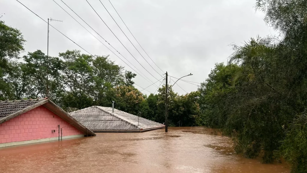 Rio Uruguai sobe e atinge telhados de residências no Rio Grande do Sul