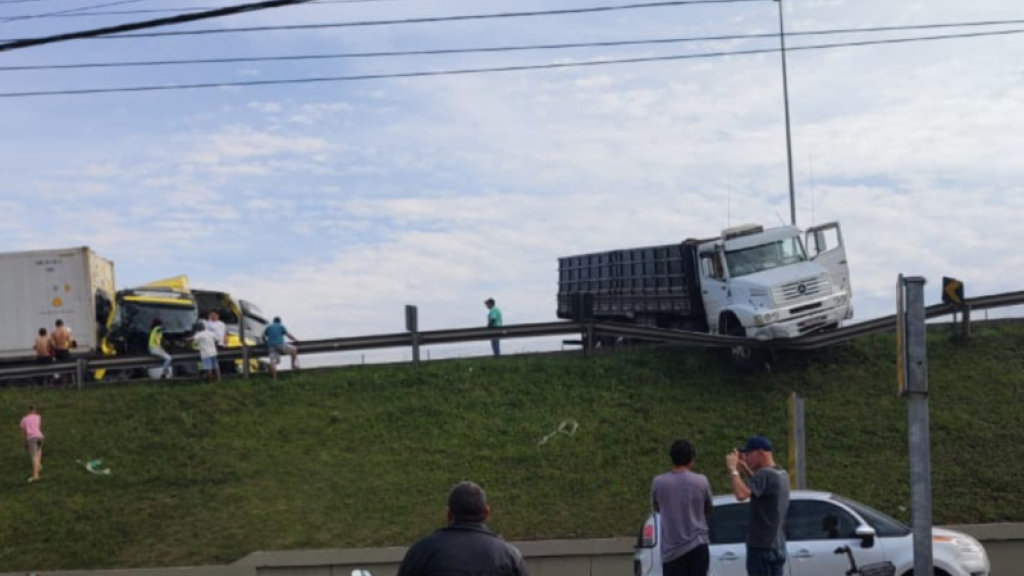 Colisão entre caminhões bloqueia BR-101 e provoca fila de 8km em Balneário Camboriú