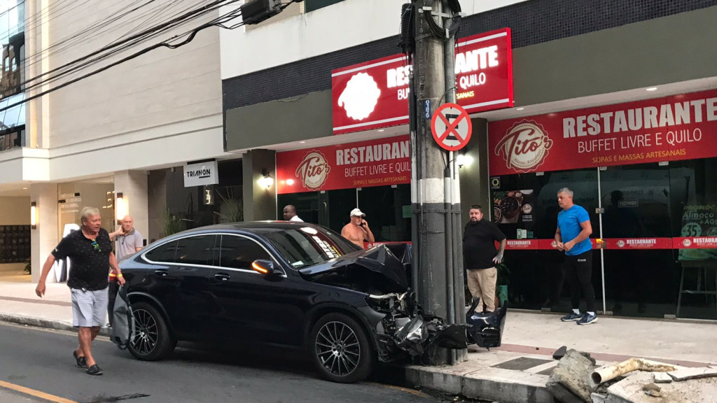 Motorista 'crava' carro de luxo em poste e foge após acidente, em Balneário Camboriú