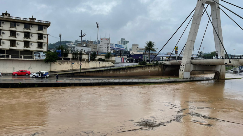 Rio Itajaí-Mirim em Brusque apresenta diminuição no nível apesar das chuvas