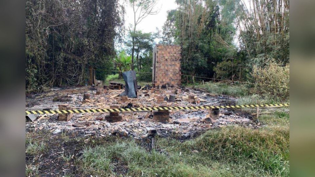 Homem morre carbonizado e casa fica destruída durante incêndio
