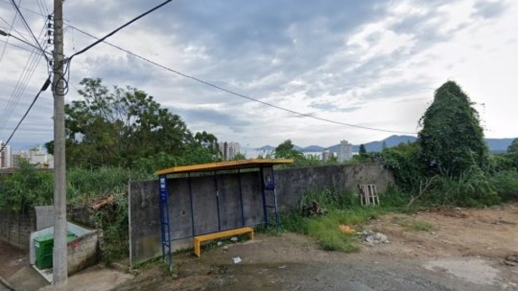 Homem é encontrado morto atrás de ponto de ônibus em Florianópolis