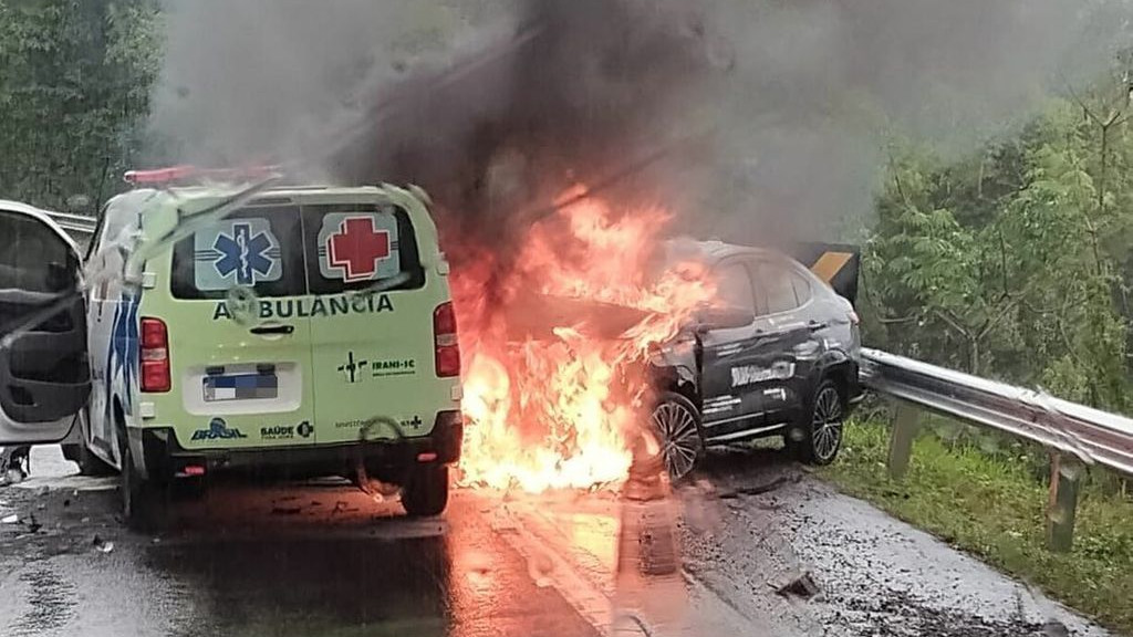 Carro pega fogo após colidir contra ambulância na BR-153