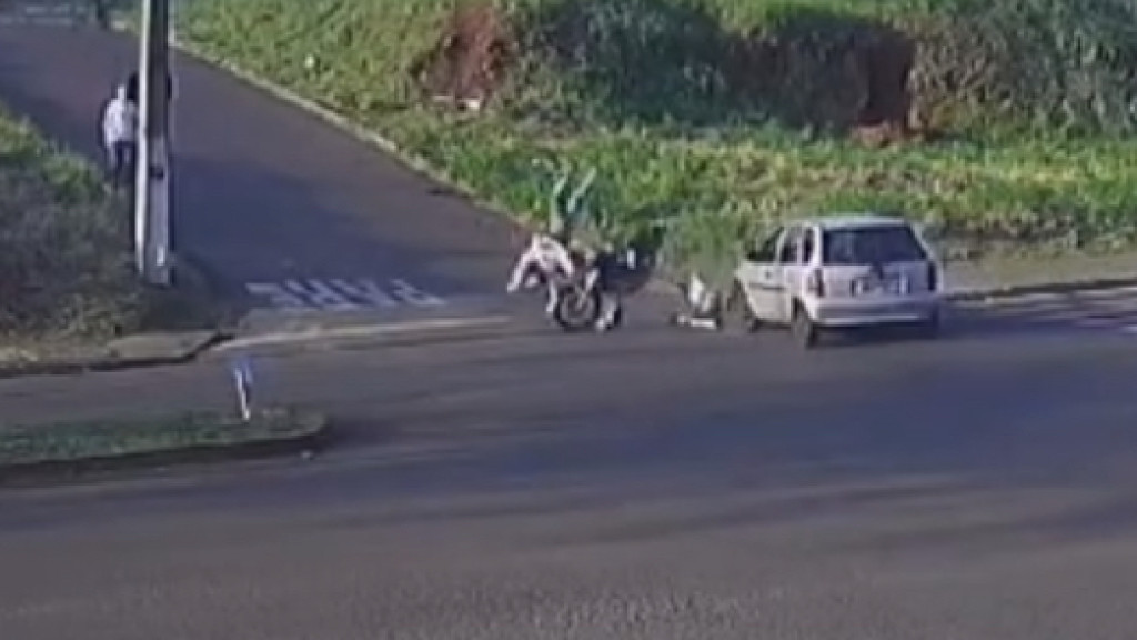 Motorista foge após quase matar motociclista: “invadiu a preferencial”