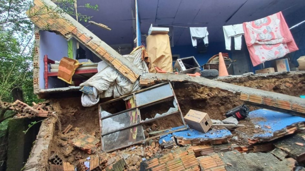 Morador com deficiência auditiva é resgatado após chuvas derrubarem sua casa em SC
