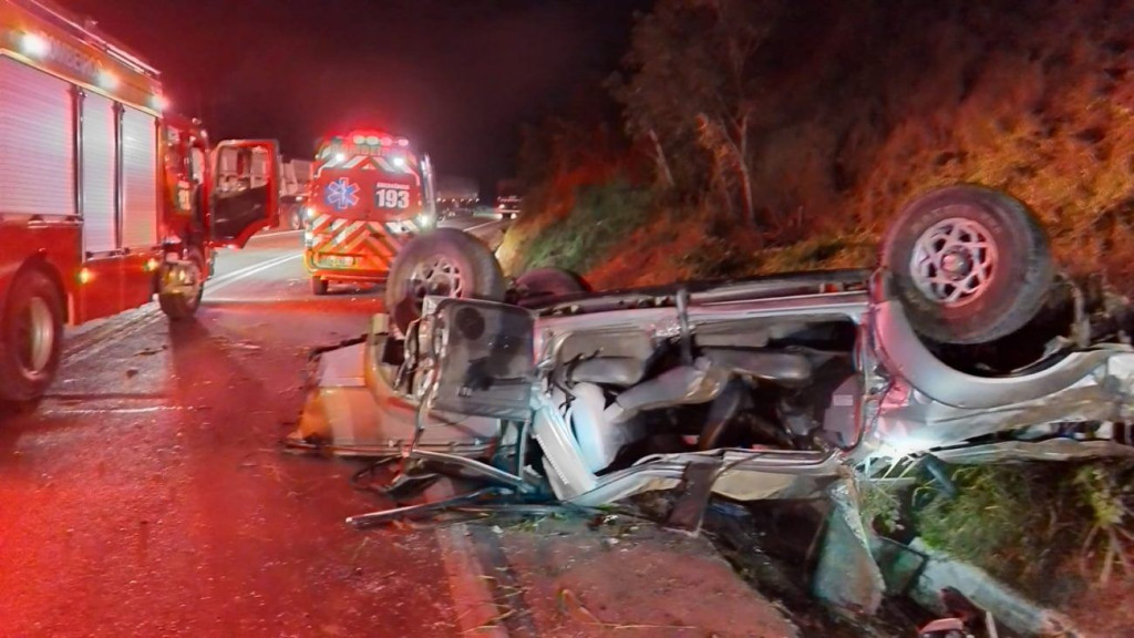 Motorista morre em acidente após caminhonete capotar e colidir com caminhão