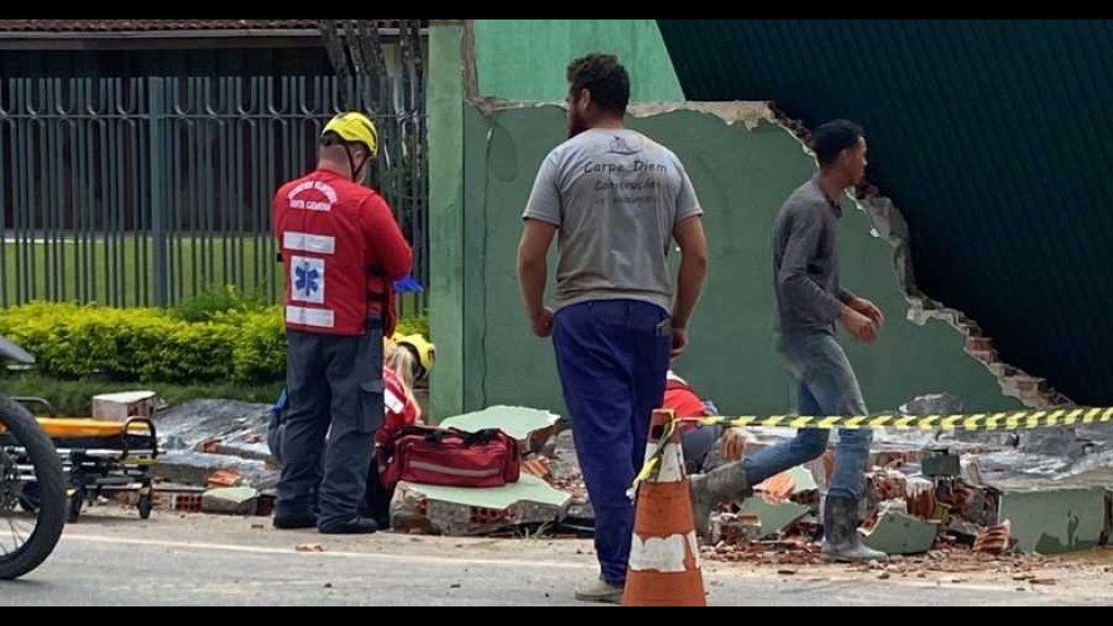 Caminhão derruba muro de escola e mata trabalhador em Joinville