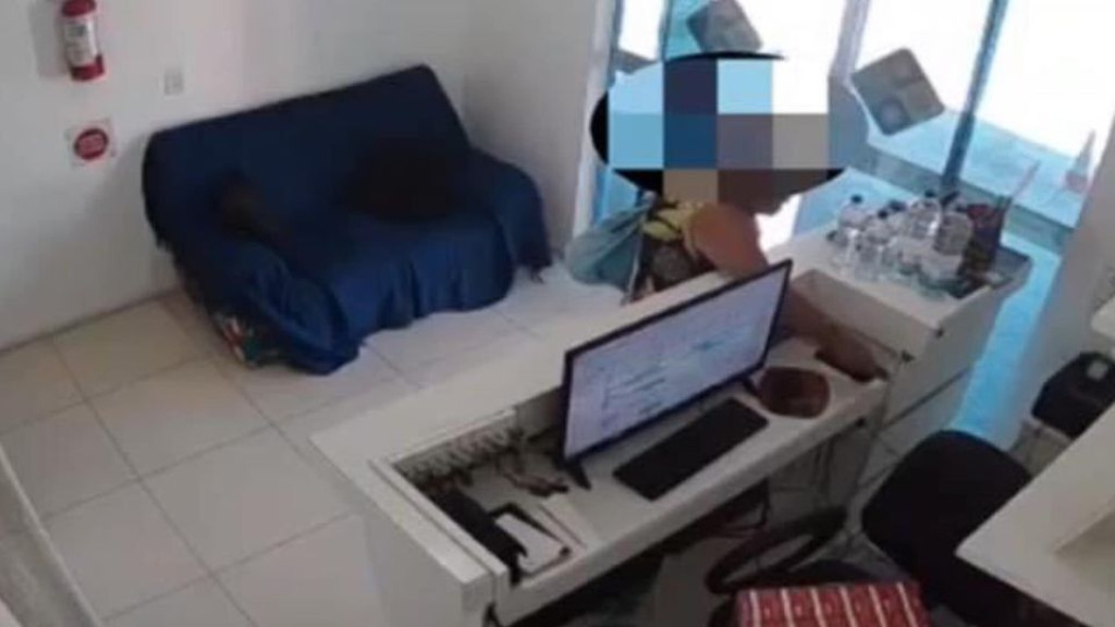 VÍDEO: Vovó é flagrada furtando celular em balcão de pousada em SC