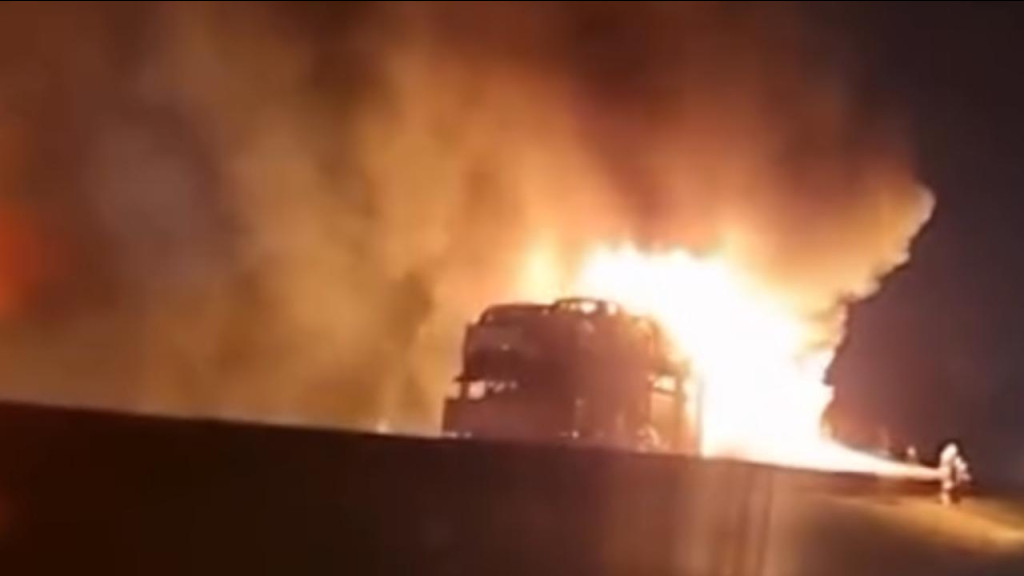 Caminhão-cegonha pega fogo na BR-101