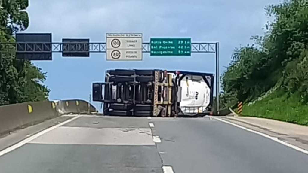 Caminhão com carga perigosa tomba e bloqueia BR-101 em Araquari