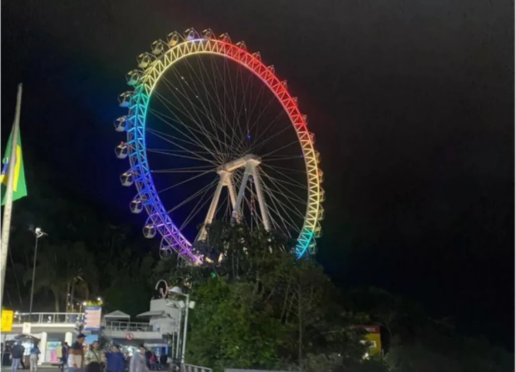 Roda gigante de BC é iluminada com as cores do arco íris para celebrar o mês do orgulho LGBTQIA+