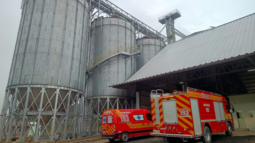 VÍDEO - Trabalhadores morrem após caírem em silo de grãos