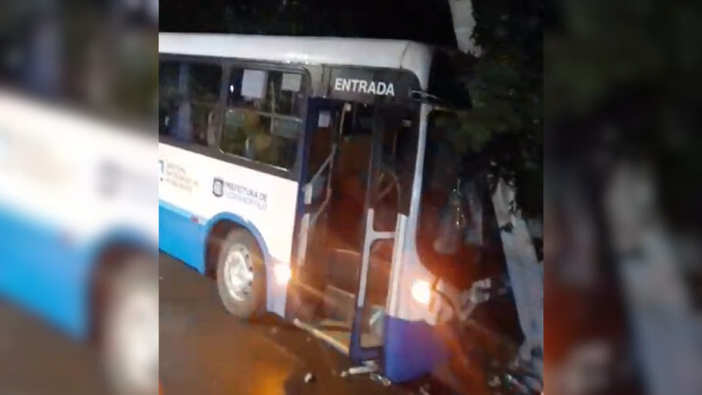 Ônibus descontrolado derruba poste em Florianópolis